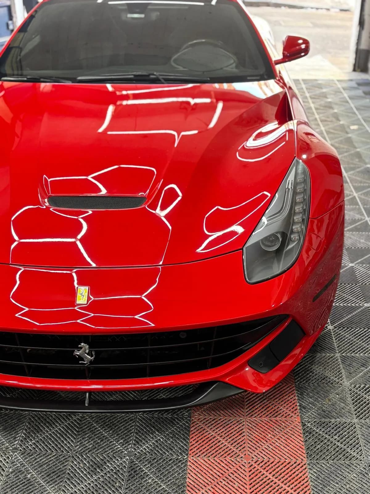Capot rojo reflejando el patrón hexagonal de la carpa de luz, la prueba que usa un pintor para juzgar la terminación